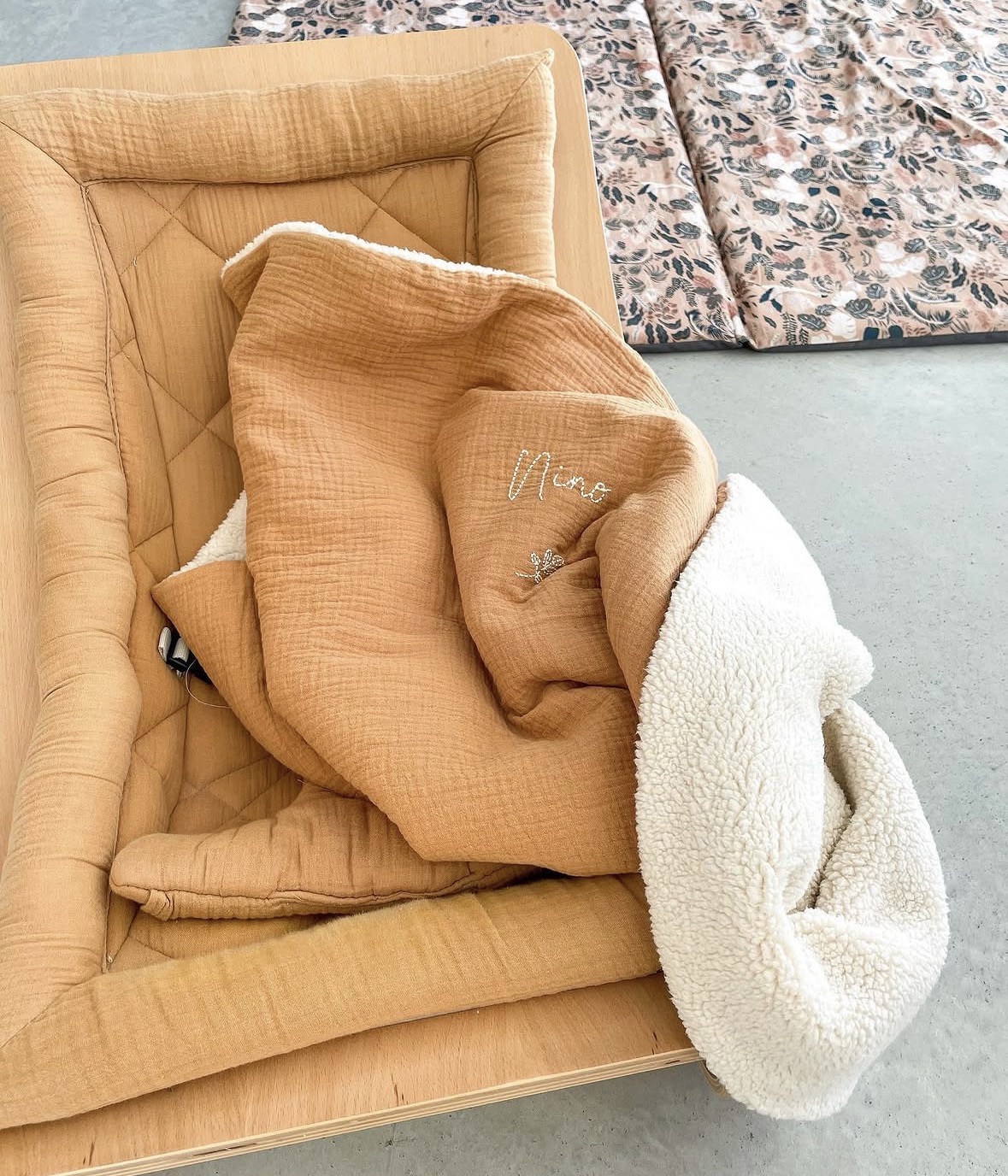 COUVERTURE MOUTON TRIPLE GAZE UNIE (tissus au choix) – Image 3